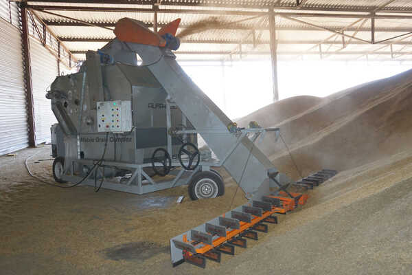 Очистка урожая пшеницы в Щелковос